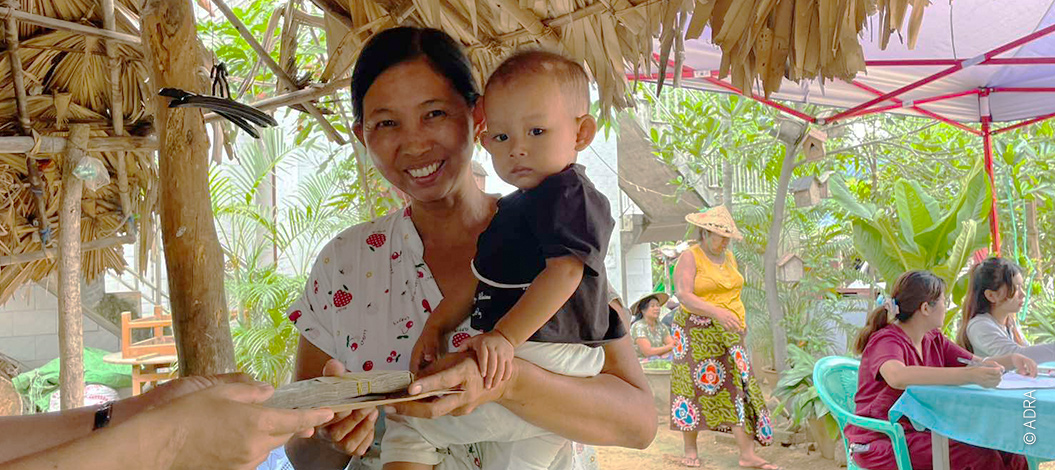 Frau in Myanmar erhält für sich und ihre Familie Finanzierunghilfe nach Erdbeben | © ADRA Myanmar