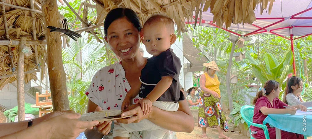 Frau in Myanmar erhält für sich und ihre Familie Finanzierunghilfe nach Erdbeben | © ADRA Myanmar