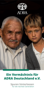 Ein älterer Mann und ein Junge stehen nebeneinander und blicken in die Kamera – Symbolbild für generationsübergreifendes Vermächtnis durch eine Testamentspende an ADRA Deutschland e.V.