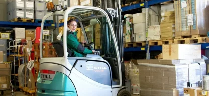 Mit dem Elektrostapler wird die Arbeit im Lager der Spendeninitiative leichter. (Foto: ADRA Deutschland e.V.)