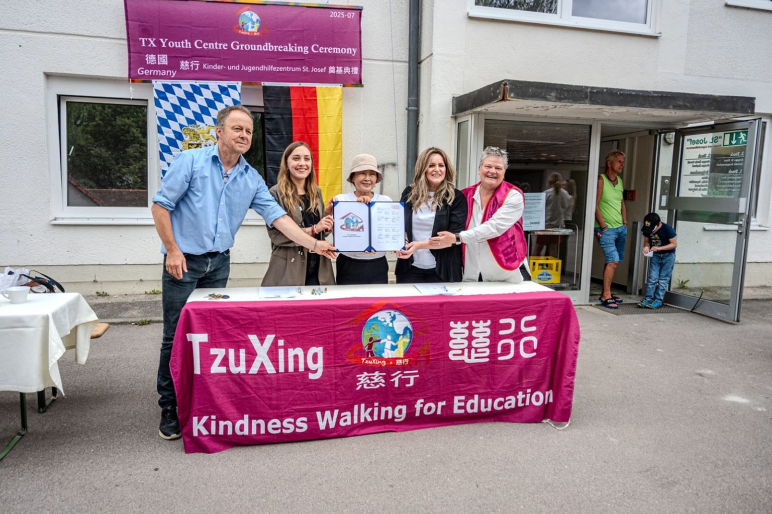 Unterzeichner des Kooperationsvertrags zur Dachsanierung von St. Josef: Jochen Semle, Dina Rodehorst, Liza Lin, Freda Miriklis und Claudia Liebscher. (Foto: ADRA Deutschland e.V. | Andreas Lerg)