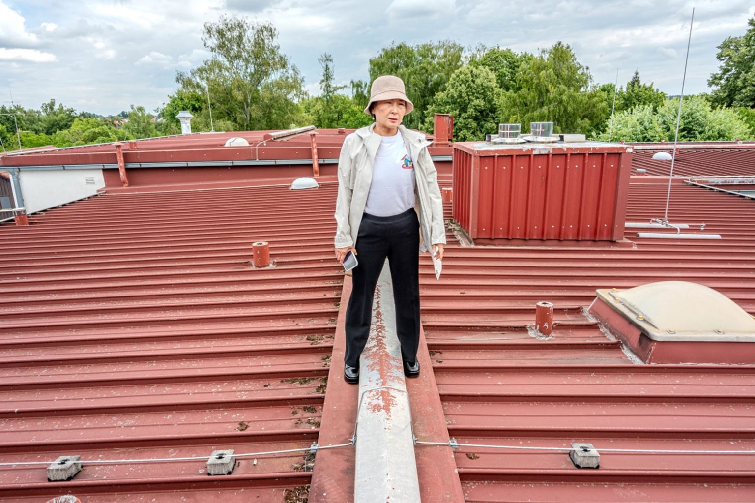 Liza Lin, Präsidentin der TzuXing-Stiftung Taiwan, begutachtet das Dach des Kinder- und Jugendhilfezentrums St. Josef in Schrobenhausen.