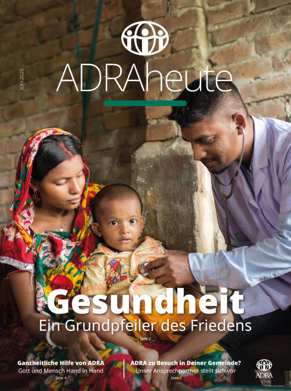 Arzt untersucht Kleinkind auf Schoß der Mutter in Ziegelgebäude-Symbol für ADRAs Einsatz für globale Gesundheitsversorgung.