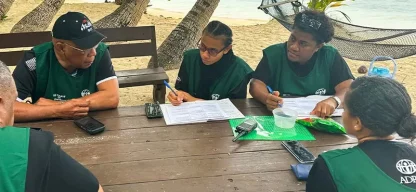 ADRA-Mitarbeitende sprechen über Maßnahmen | © ADRA Fidschi