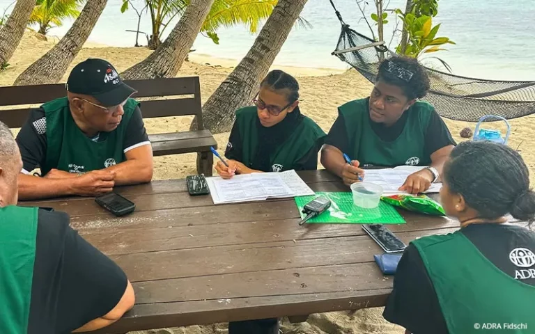 ADRA-Mitarbeitende sprechen über Maßnahmen | © ADRA Fidschi