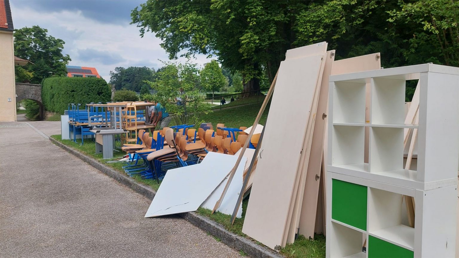 Gesammelte Möbel und Einrichtungsgegenstände stehen im Freien, bereit für den Weitertransport.