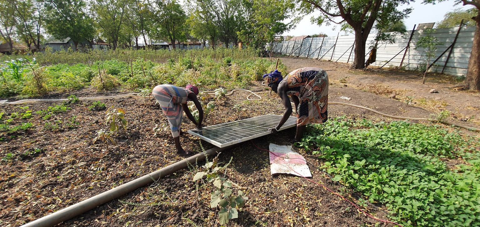 Eine solarbetriebene Wasserpumpe bringt zahlreiche Vorteile gegenüber Dieselgeneratoren. Sie ist mobil und sehr einfach und schnell in Betrieb genommen. Es wird kein teurer Treibstoff benötigt und es entstehen keine giftigen Abgase. Keine komplizierte Maschine, die kaputtgehen kann und aufwendig repariert und gewartet werden muss. (Foto: ADRA Südsudan)