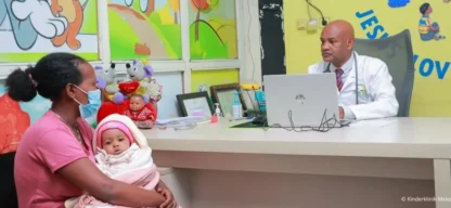 Ausbaau der Kinderklinik in Mekele - Arzt der Kinderklinik Mekele in Äthiopien untersucht ein Kind, das von seiner Mutter gehalten wird.