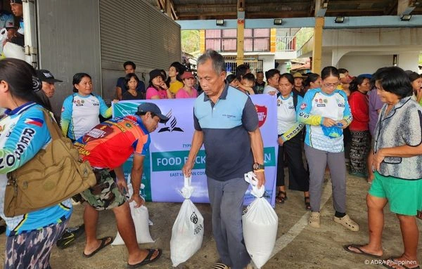 Hilfseinsatz von ADRA auf den Philippinen nach Taifun Uwan – Freiwillige verteilen Lebensmittelpakete an betroffene Familien.