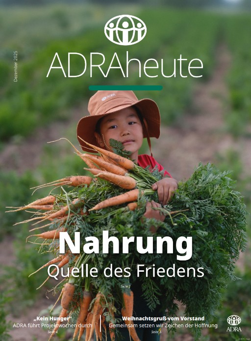 Ein junges Kind mit Hut steht auf einem Gemüsefeld und hält einen großen Bund frisch geernteter Karotten im Arm. Im Hintergrund sind unscharfe grüne Reihen des Feldes zu sehen. Auf dem Bild steht der Titel der Zeitschrift ADRAheute sowie die Überschrift ‚Nahrung – Quelle des Friedens‘.