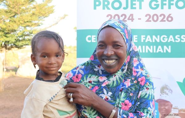 Habatou Diallo aus Mali mit ihrem Kind im Arm