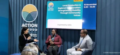 Carina Rolly (links) moderiert ein Panel auf der auf der COP29 in Baku. (Foto: ADRA Deutschland e.V.)