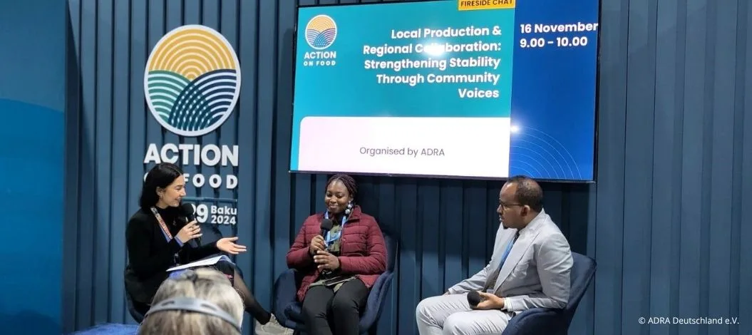 Carina Rolly (links) moderiert ein Panel auf der auf der COP29 in Baku. (Foto: ADRA Deutschland e.V.)