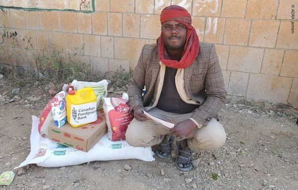 Mann im Jemen erhält Lebensmittelpakete von ADRA und der Canadian Foodgrains Bank – Nothilfe unterstützt Familien in der anhaltenden Krise.