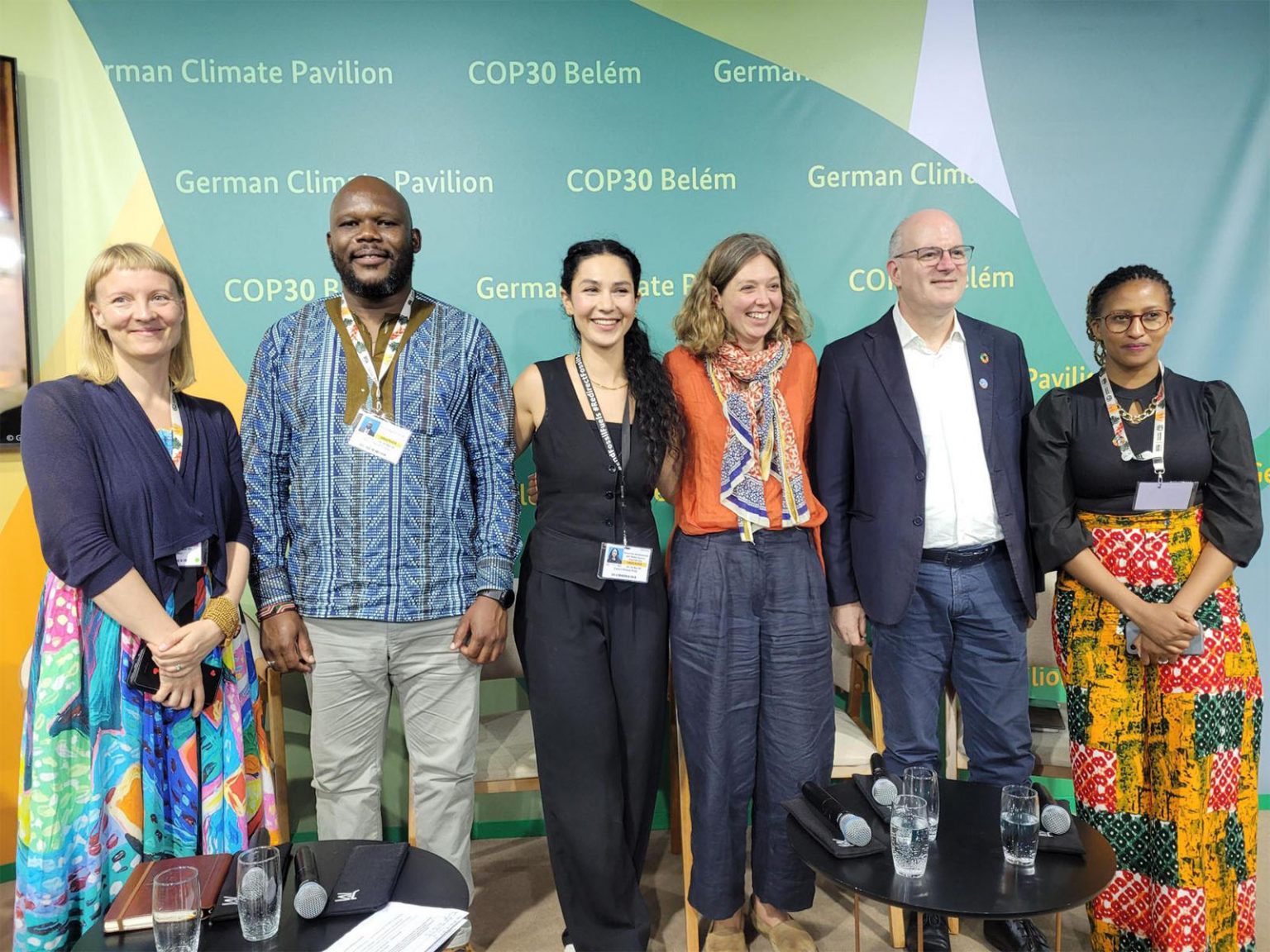 Podiumsteilnehmende am German Climate Pavilion auf der COP30 in Belém. Mehrere Personen stehen nebeneinander vor einer Hintergrundwand mit COP30-Beschriftung.