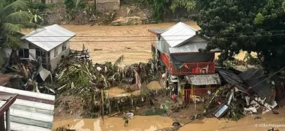 Überflutete Häuser auf den Philippinen nach Taifun Kalmaegi – zerstörte Gebäude, Schlammmassen und Hochwasser, ADRA leistet Soforthilfe vor Ort.