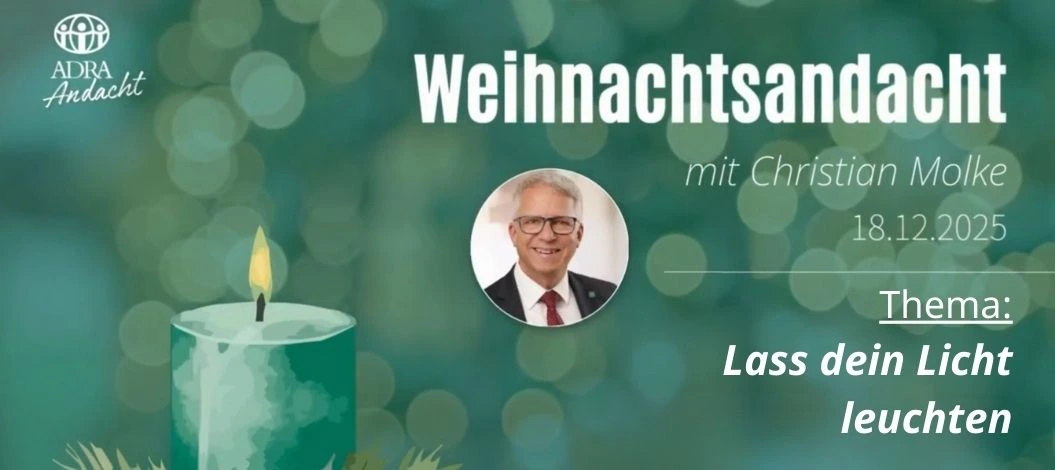 Grün gestaltete Grafik zur Weihnachtsandacht von ADRA. Links eine brennende grüne Kerze mit Tannenzweigen davor, vor unscharfem Lichterhintergrund. Rechts der Text: ‚Weihnachtsandacht mit Christian Molke, 18.12.2025. Thema: Lass dein Licht leuchten.‘ Daneben ein rundes Porträtfoto von Christian Molke.