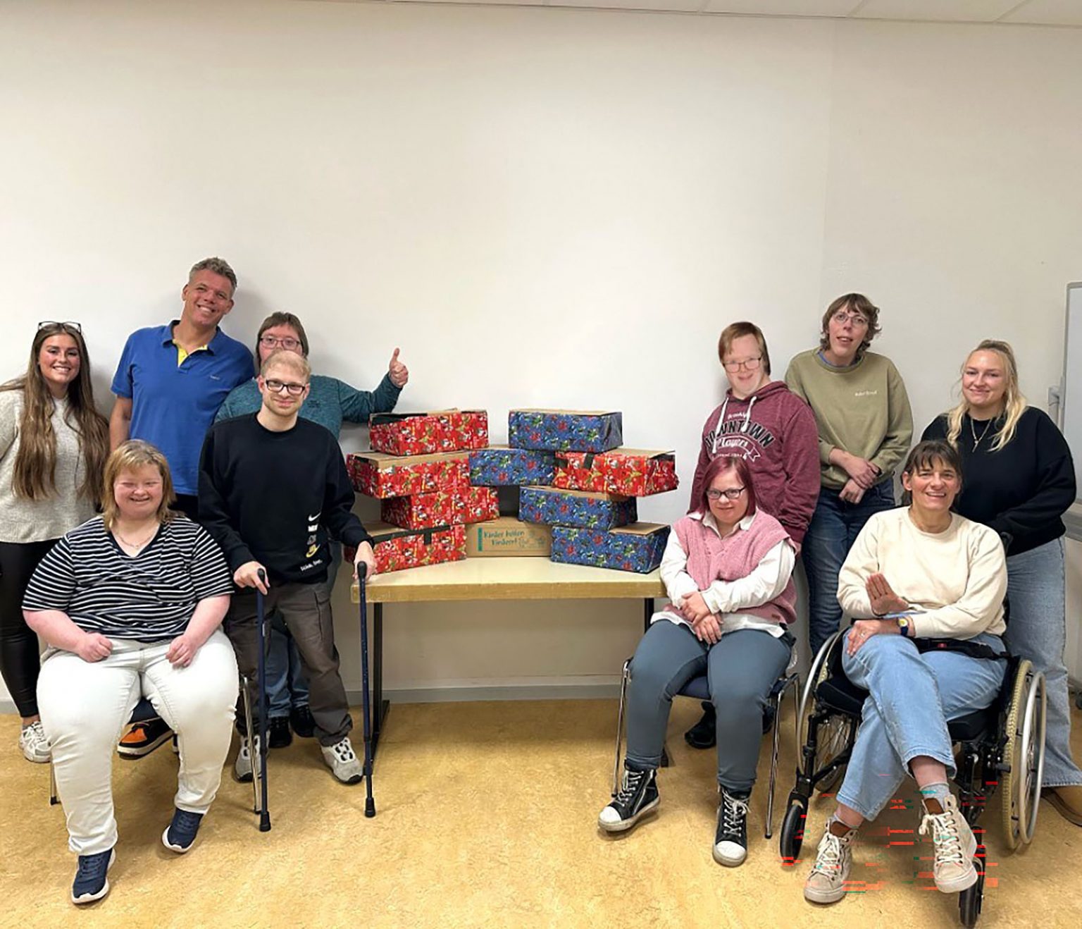 Die beiden Gruppen von Lebensweisen e.V. Schortens packen schon seit vielen Jahren Pakete für die „Aktion Kinder helfen Kindern!“ Foto: Lebensweisen e.V.