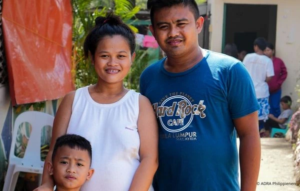 Familie auf den Philippinen erhält Unterstützung durch ADRA nach einem Taifun.