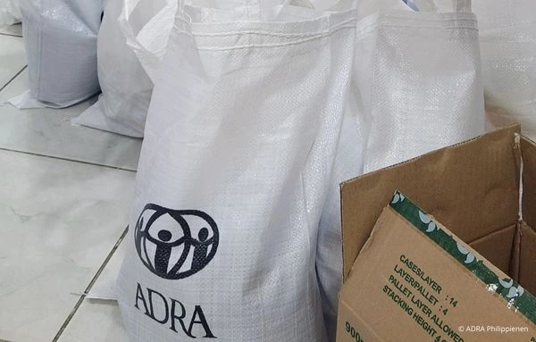 Lebensmittelpakete von ADRA für betroffene Familien nach einem Taifun auf den Philippinen.