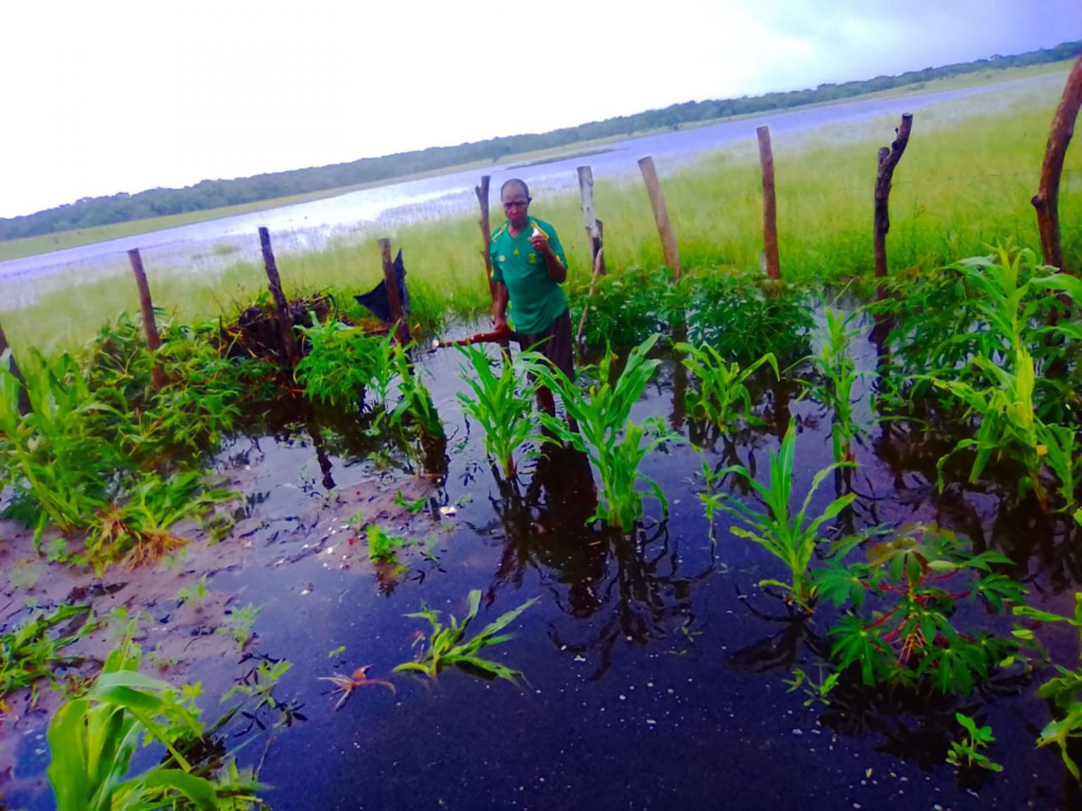Ein Landwirt steht in einem überfluteten Feld in Mosambik, nachdem starke Unwetter landwirtschaftliche Flächen beschädigt haben.