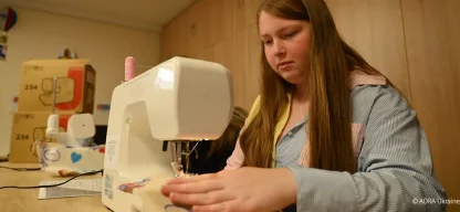ugendliche näht an einer Nähmaschine in einer Schulwerkstatt in der Westukraine im Rahmen des von ADRA unterstützten Bildungsprojekts.
