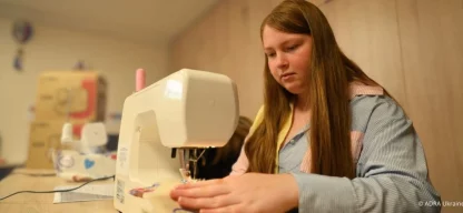 ugendliche näht an einer Nähmaschine in einer Schulwerkstatt in der Westukraine im Rahmen des von ADRA unterstützten Bildungsprojekts.