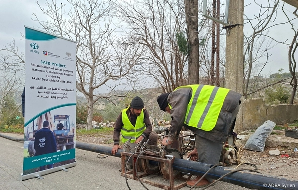 Techniker arbeiten an einer Wasserleitung, um die Trinkwasserversorgung für Gemeinden in Syrien wiederherzustellen.