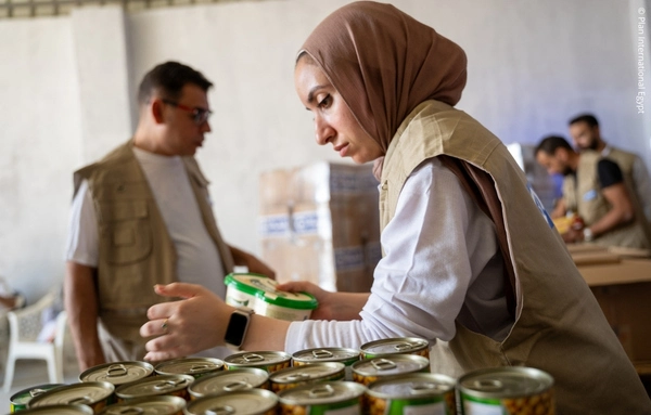 Hilfsorganisationen bereiten Lebensmittel und Hilfsgüter für Winterhilfe-Pakete für Familien im Gazastreifen vor.