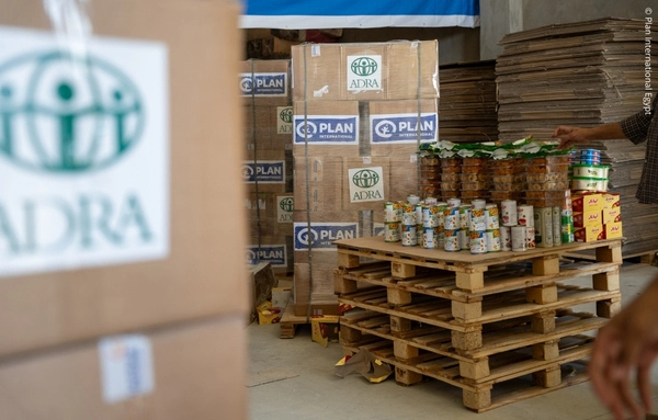 Paletten mit Hilfspaketen und Lebensmitteln für humanitäre Hilfe im Gazastreifen, vorbereitet von ADRA und Partnerorganisationen.