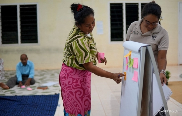 Einwohner nehmen an einem ADRA-Workshop zur Katastrophenvorsorge auf Fidschi teil und planen gemeinsam Maßnahmen für den Notfall