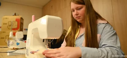 ugendliche näht an einer Nähmaschine in einer Schulwerkstatt in der Westukraine im Rahmen des von ADRA unterstützten Bildungsprojekts.