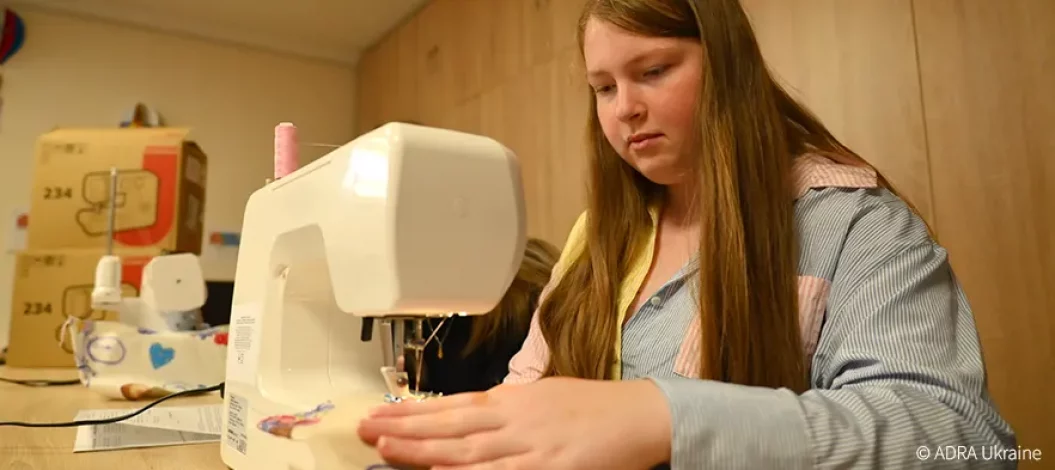 ugendliche näht an einer Nähmaschine in einer Schulwerkstatt in der Westukraine im Rahmen des von ADRA unterstützten Bildungsprojekts.