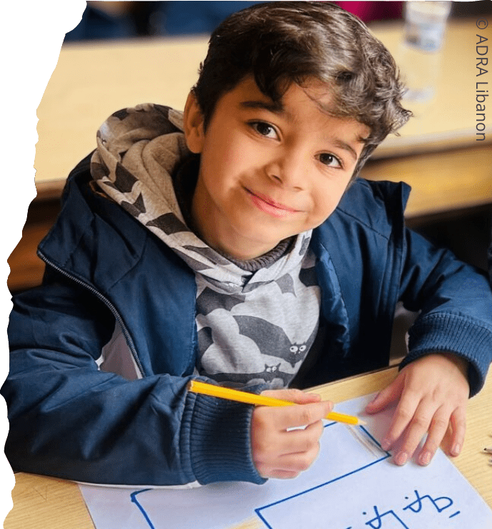 Schüler schreibt im Unterricht in einer Schule, die durch ADRA-Bildungsprojekte unterstützt wird.