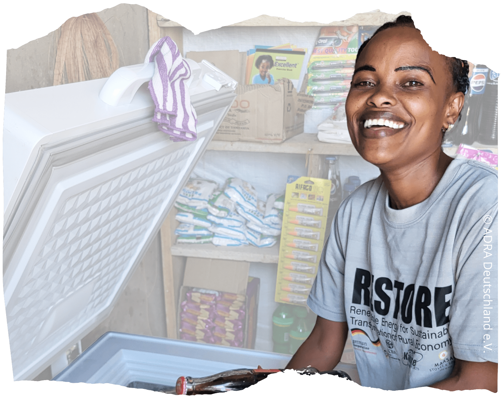 Eine Unternehmerin in ihrem Laden in Tansania mit solarbetriebenem Kühlschrank aus einem ADRA Projekt der Entwicklungszusammenarbeit