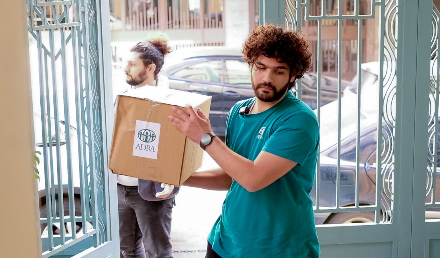 ADRA-Helfer tragen Kartons mit Hilfsgütern in eine Unterkunft für vertriebene Familien im Libanon.