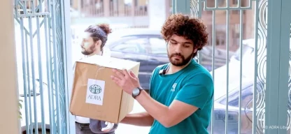 ADRA-Helfer tragen Kartons mit Hilfsgütern in eine Unterkunft für vertriebene Familien im Libanon.