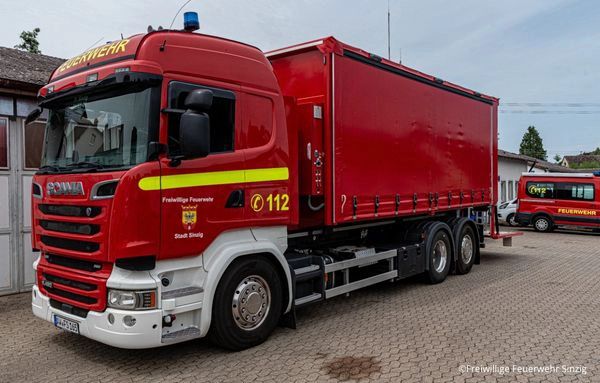 Wechselladerfahrzeug der Freiwilligen Feuerwehr Sinzig mit Abrollcontainer für den Katastrophenschutz nach der Flut 2021.