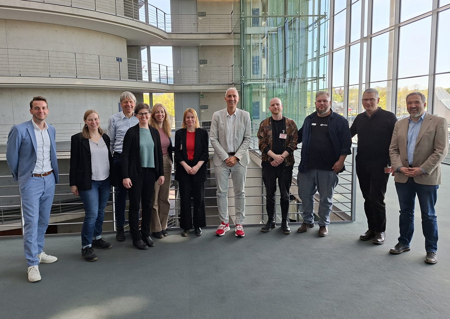 Vertreter internationaler Freiwilligendienste und ADRA Deutschland beim politischen Austausch im Deutschen Bundestag zur Zukunft von weltwärts und IJFD