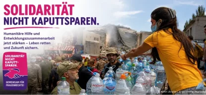 ADRA-Helferin bei humanitärem Einsatz in der Ukraine mit Kampagnenbotschaft „Solidarität nicht kaputtsparen