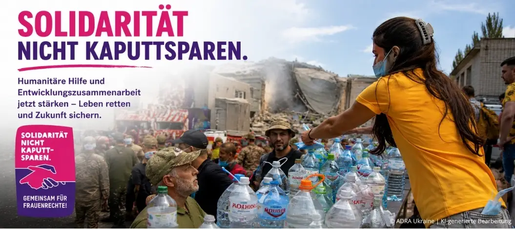 ADRA-Helferin bei humanitärem Einsatz in der Ukraine mit Kampagnenbotschaft „Solidarität nicht kaputtsparen