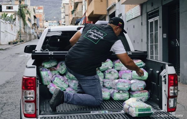 Ein Helfer lädt zahlreiche Hygienepakete von der Ladefläche eines Pick-ups aus, um sie für die Verteilung an betroffene Menschen in Venezuela bereitzustellen