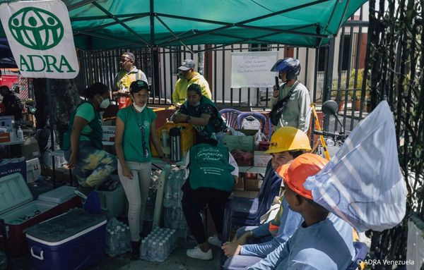 ADRA-Helferinnen und -Helfer versorgen unter einem Pavillon Einsatzkräfte und Betroffene mit Trinkwasser, Hilfsgütern und Unterstützung nach einem Erdbeben in Venezuela