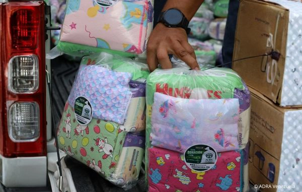 Mehrere bunte Hygienepakete mit Windeln, Seife und weiteren Hygieneartikeln liegen auf der Ladefläche eines Pick-ups und werden für die Verteilung in Venezuela vorbereitet