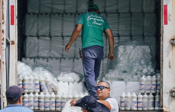 ADRA-Helfer entladen Wasserkanister und Hygienematerial aus einem Lkw für die Verteilung an Erdbebenbetroffene in Venezuela.