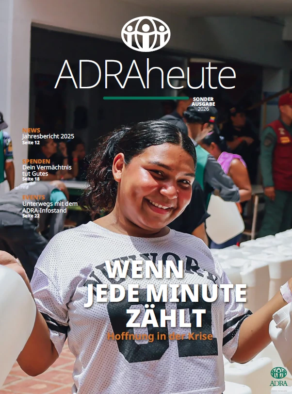 Titelbild des ADRAheute-Spendermagazins „Hoffnung in Krisen“ mit einer lächelnde junge Frau bei einer Hilfsgüterausgabe in Venezuela
