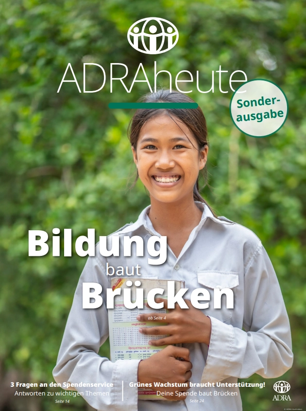 Titelbild des ADRAheute-Spendermagazins „Bildung baut Brücken“ mit einer lächelnden Schülerin, die Schulbücher in den Armen hält