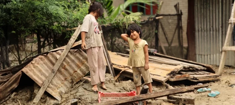 Zwei Mädchen stehen zwischen Trümmern nach den schweren Überschwemmungen in Bangladesch