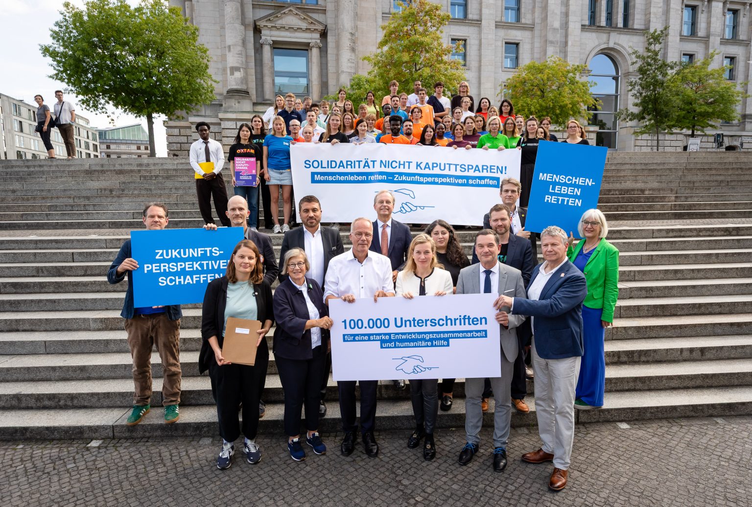 Übergabe der Unterschriftenliste zur Petition an die Bundestagsabgeordneten Matthias Miersch von der SPD (Mitte links) und Klaus Mack von der CDU (Mitte rechts). © Jörg Farys