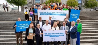 Übergabe der Unterschriftenliste zur Petition an die Bundestagsabgeordneten Matthias Miersch von der SPD (Mitte links) und Klaus Mack von der CDU (Mitte rechts). © Jörg Farys